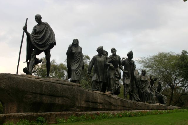 Gandhi statue of the Salt March of 1930 in Delhi.jpg
