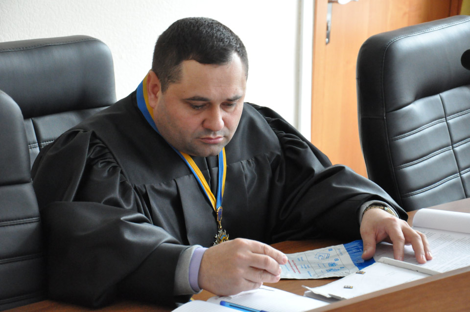 Суддя Куліш оглядає флеш-карти | фото Миколи Лисогора